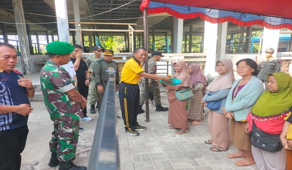 Warga Sekadau Padati Pasar Lawang Kuari Ikuti Program Gerakan Indonesia Asri