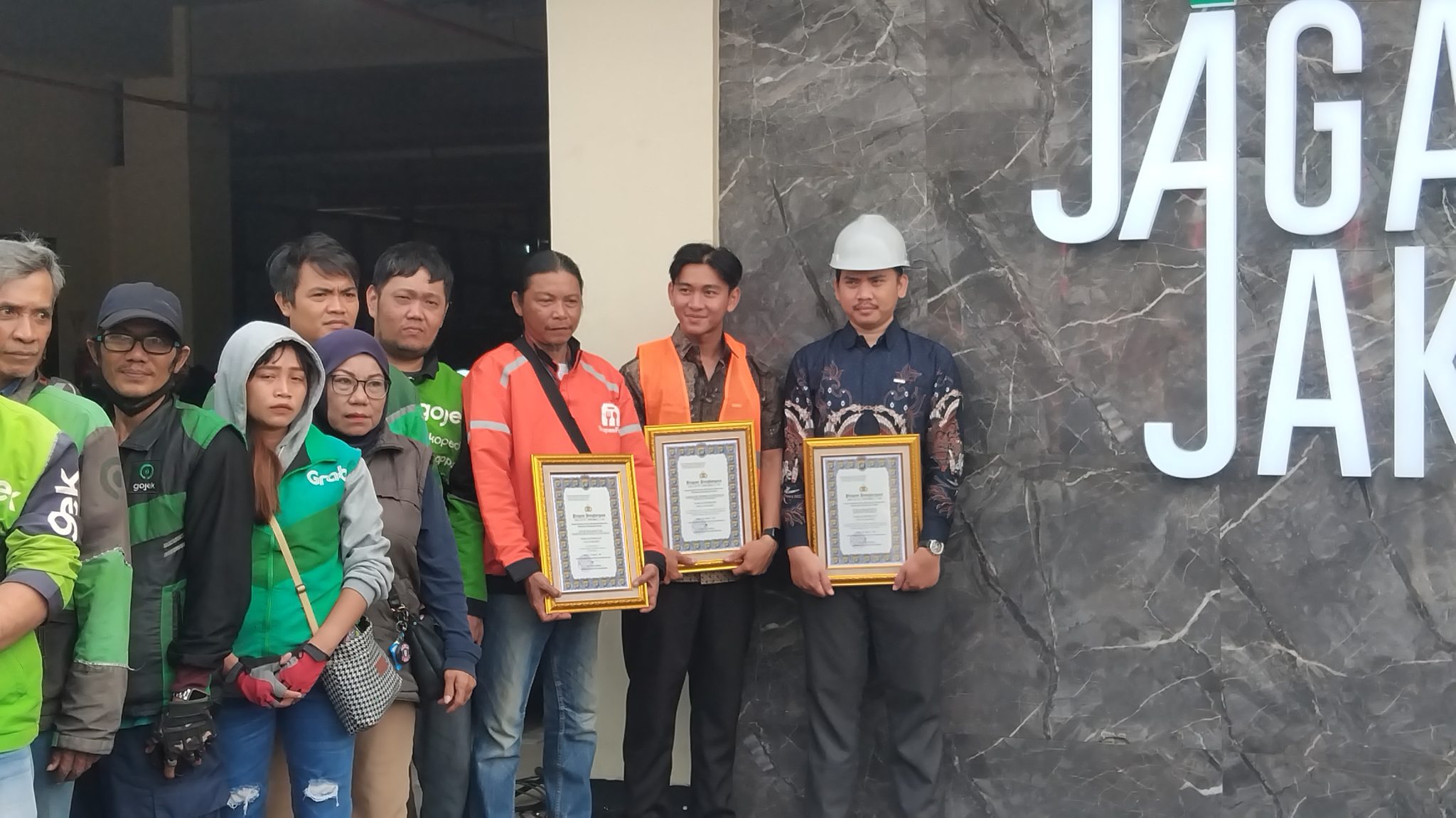 Pemkot Bekasi Abai Perbaikan Jalan, Gen Burgeract Tambal Jalan