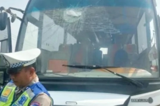 Bus Demonstran AMPB dari Pati Dilempar Batu di Tol Japek