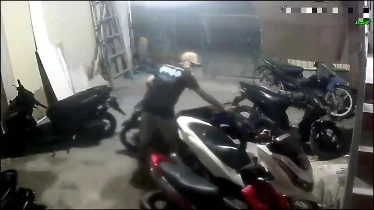 Colong Motor Cuma Semenit, Terpantau CCTV