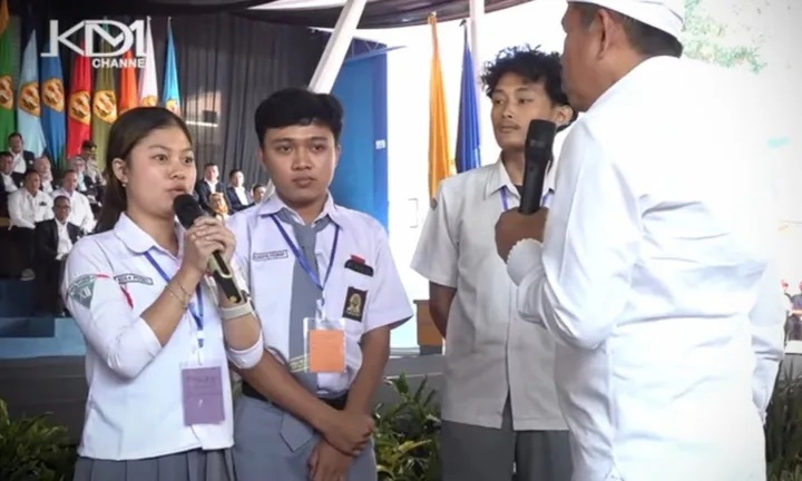 Saat Dedi Mulyadi Ajari Mahasiswi Unpad
