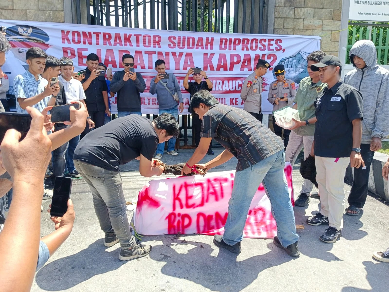 Koruptor Mau Disembelih, Melawan Keras