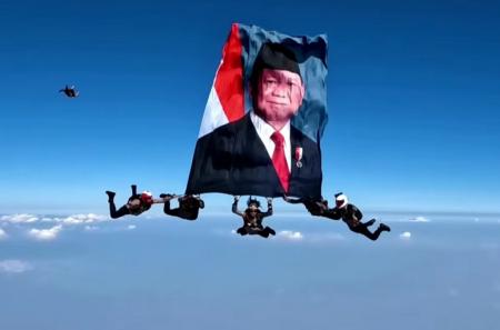 Foto Prabowo Dibentangkan Penerjun Kopassus, Warganet: “Ini HUT RI atau Presiden?”