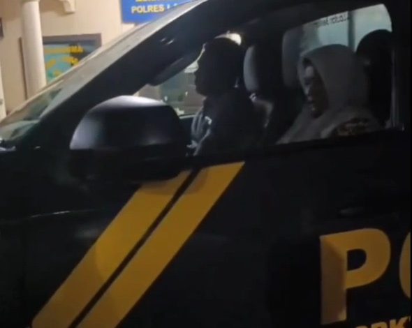 Marlina Hamil Ngidam Naik Mobil Patroli Polisi