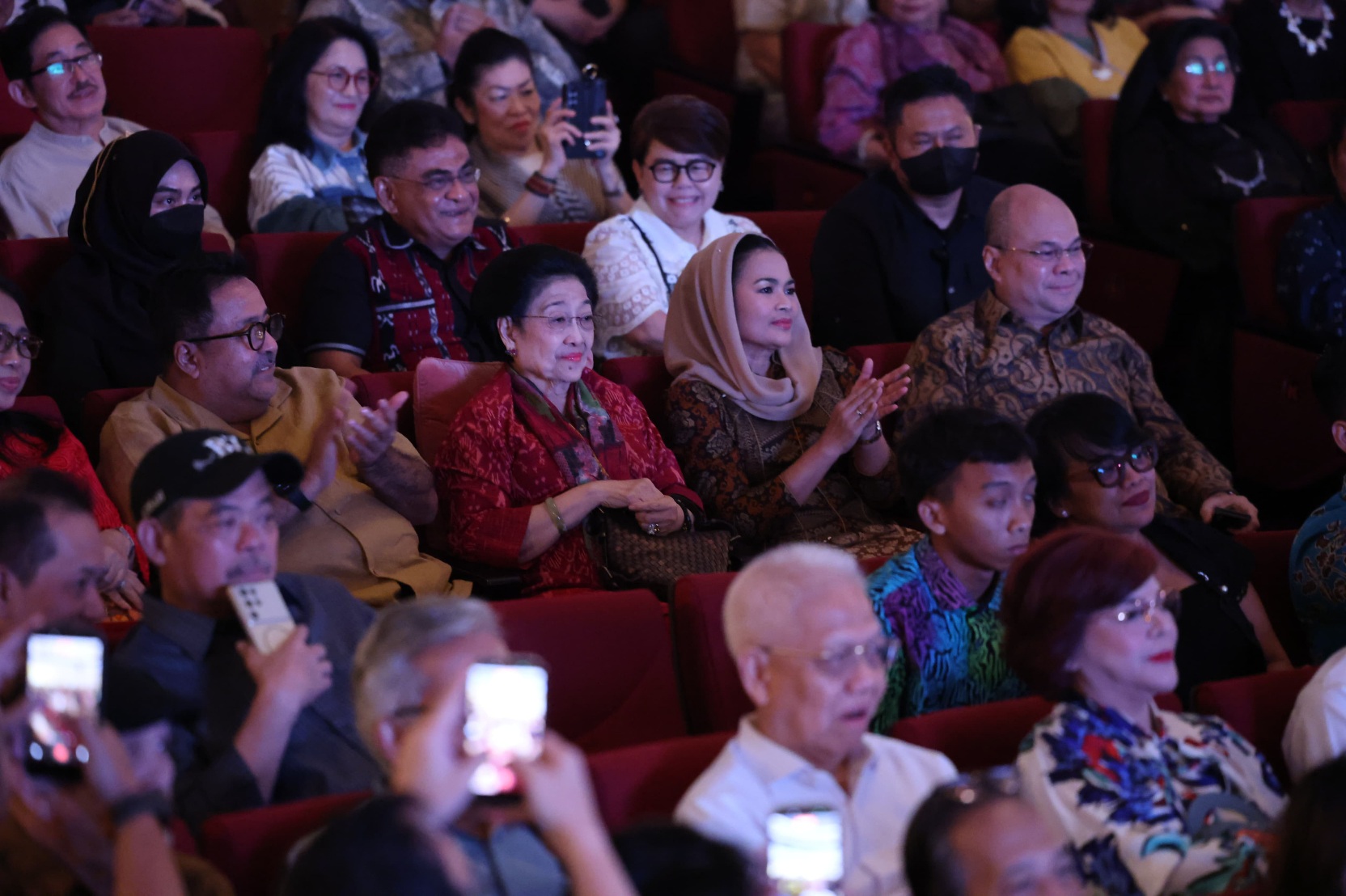Kehadiran Megawati Menjadi Apresiasi Terbaik di Peluncuran Buku Autobiografi Erros Djarot Volume 2 dan 3