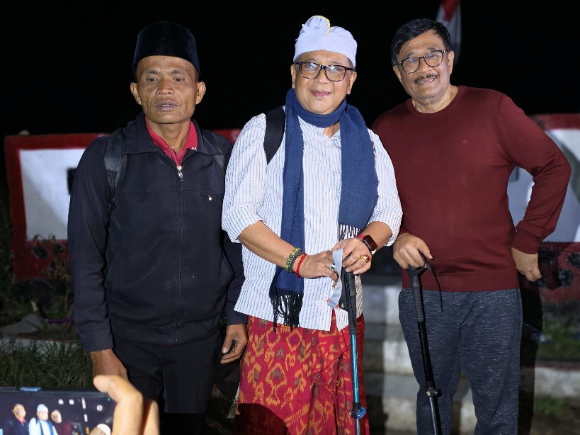 Sambut HUT ke-81 RI, Hasto Daki Pusuk Buhit di Samosir