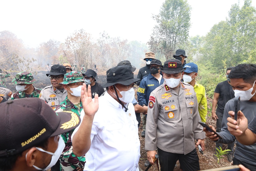 Kapolda Riau Irjen Herry Bersama Menteri LH Jumhur Hidayat dan Guru Besar Kehutanan Cek Lapangan Karhutla di Kampar