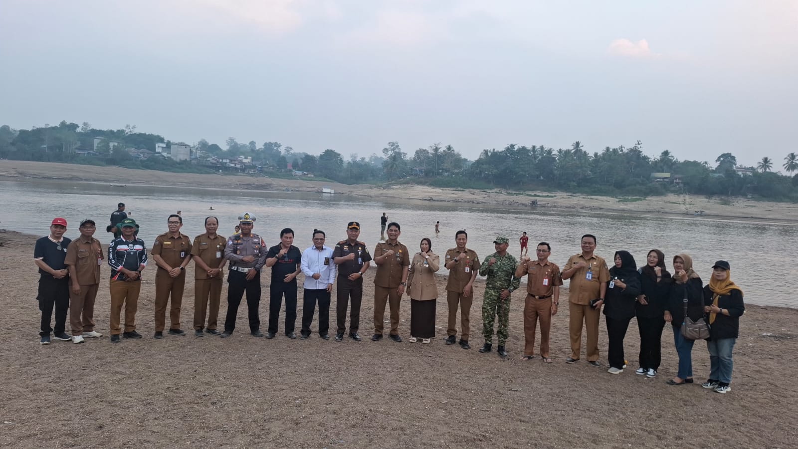Di Pasir Pantai Barito yang Surut, Bupati Shalahudin Kenang Masa Kecilnya. Ajak Forkopimda Nikmati Sore