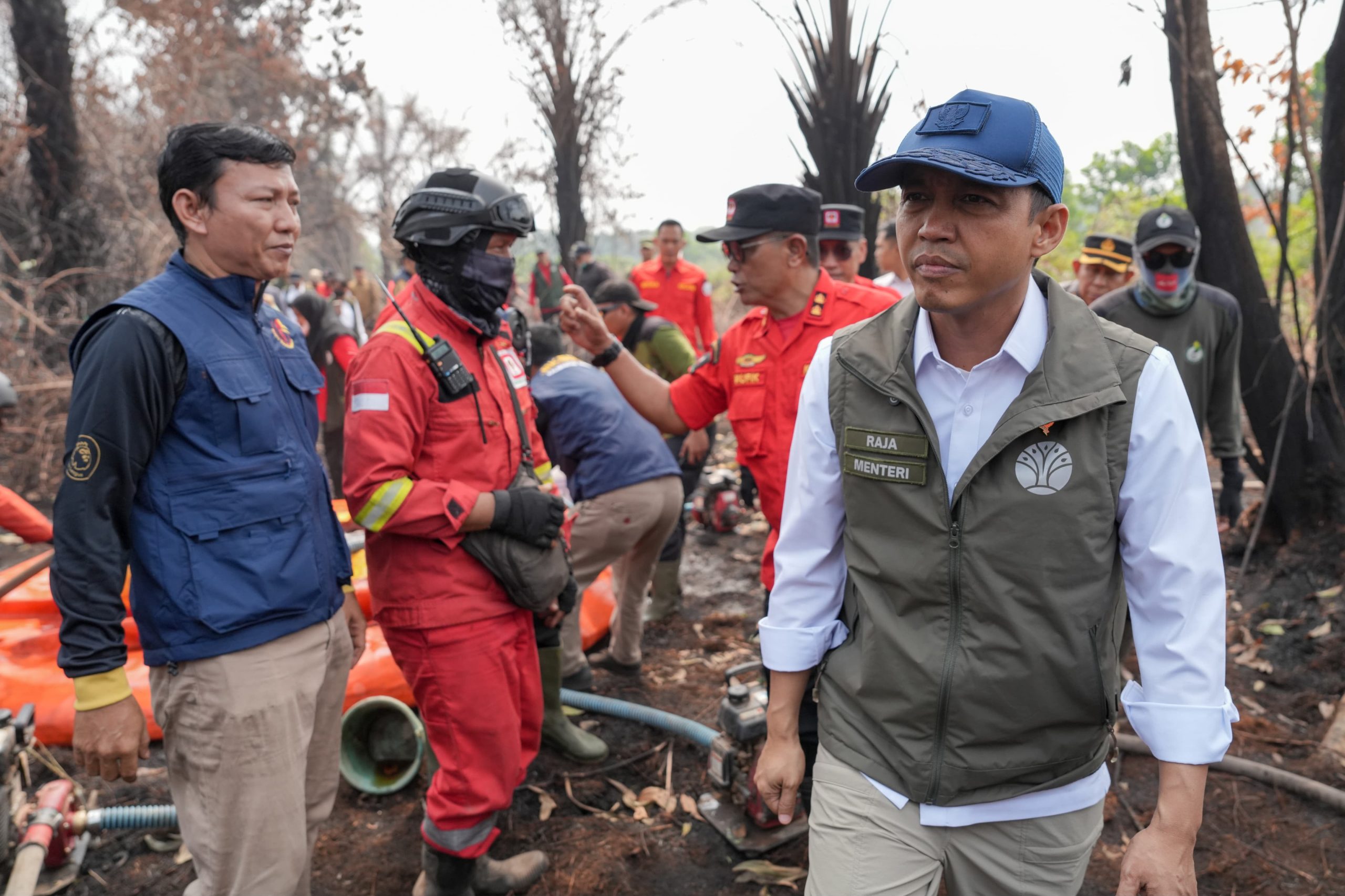 Menhut Raja Antoni Turun ke Karhutla Kalbar: Hotspot Turun Jadi 28, Asap Masih Ngebul