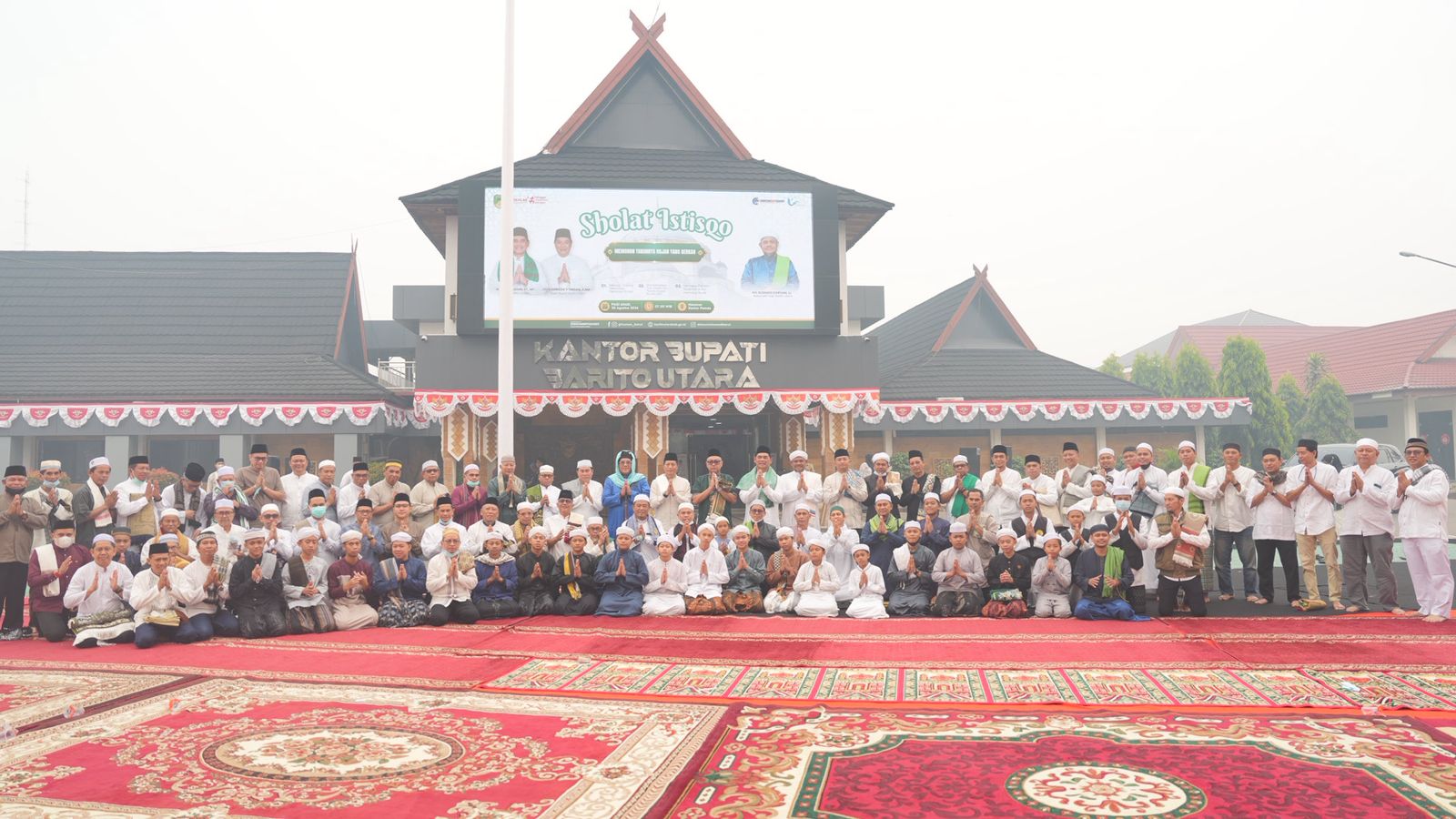 Di Tengah Kemarau dan Kabut Asap serta Karhutla, Bupati Barut Shalahuddin, Bersama Warga Menengadah Memohon Hujan Kepada allah SWT
