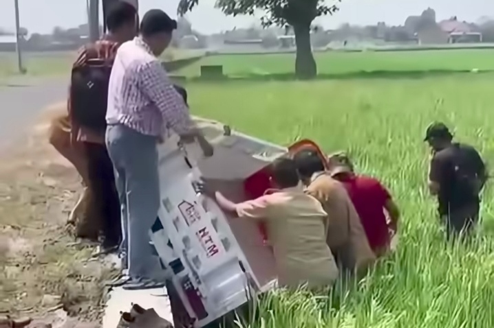 Motor Roda Tiga Koperasi Desa Merah Putih Terjun ke Sawah