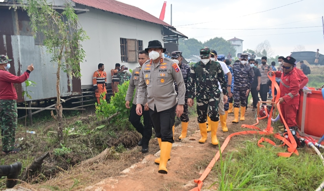 Atasi Karhutla, Kapolda Kalsel Bersama Wamenko Pangan dan Forkopimda Tinjau Langsung Posko Tegal Arum