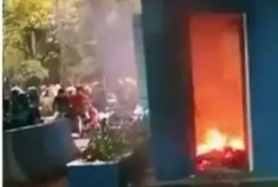 Demo 27 Agustus Berujung Ricuh: Pos Polisi dan Dua Motor Dibakar