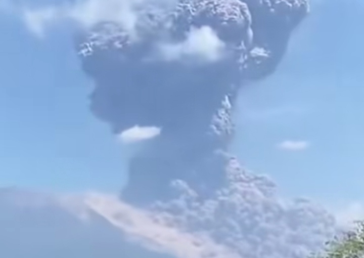 Gunung Lewotobi Meletus, Abu Vulkanik Capai 1 Km, Warga Diminta Pakai Masker