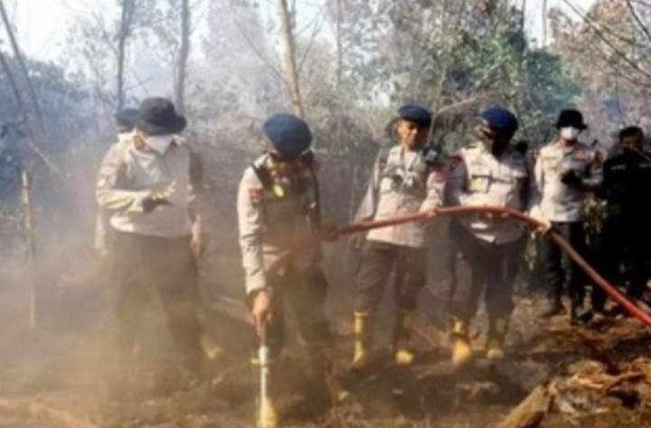 Polda Kalsel Uji Cairan Tepung untuk Jinakkan Karhutla di Lahan Gambut