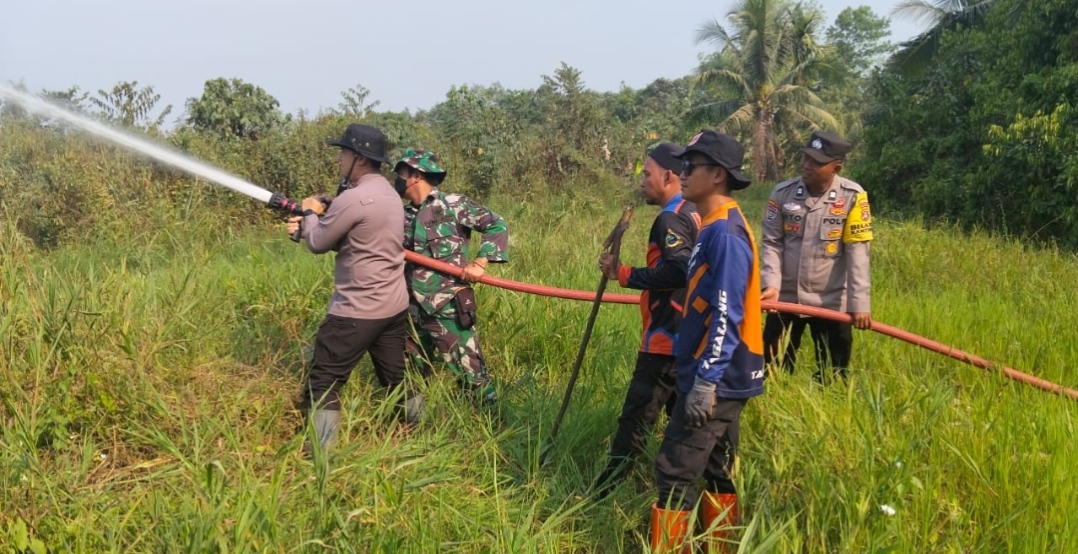 Kapolres Tabalong Turun Langsung Padamkan Karhutla, Tiga Lokasi Terbakar