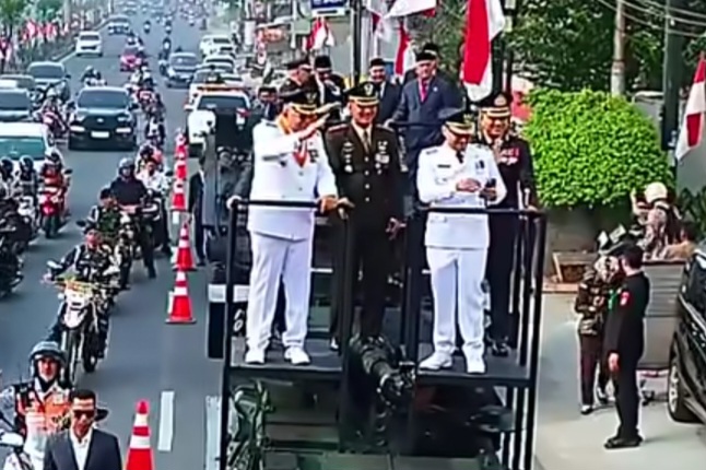 Wali Kota Tangsel Parade Naik Tank, Warganet Malah Protes Banyak Jalan Rusak