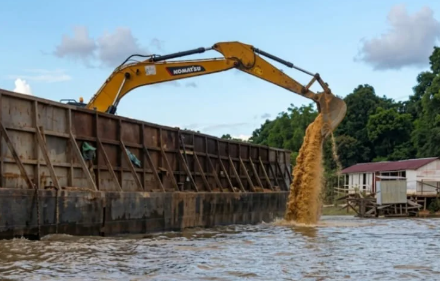 Aktivitas PT KAN Cemari Sungai Kapuas di Sanggau