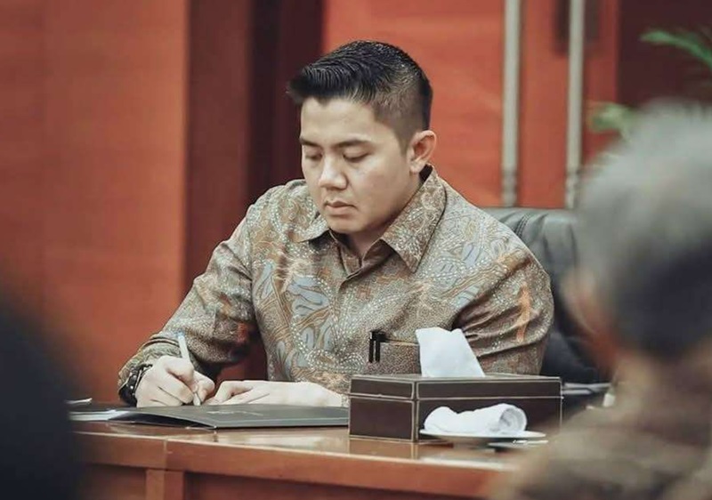 8 Ribu Kursi Disediakan Bagi Warga Ikut Upacara Hut ke-81 RI, Seskab Tanya Warga: Dijawav Antre dari Pukul 2 Dini Hari