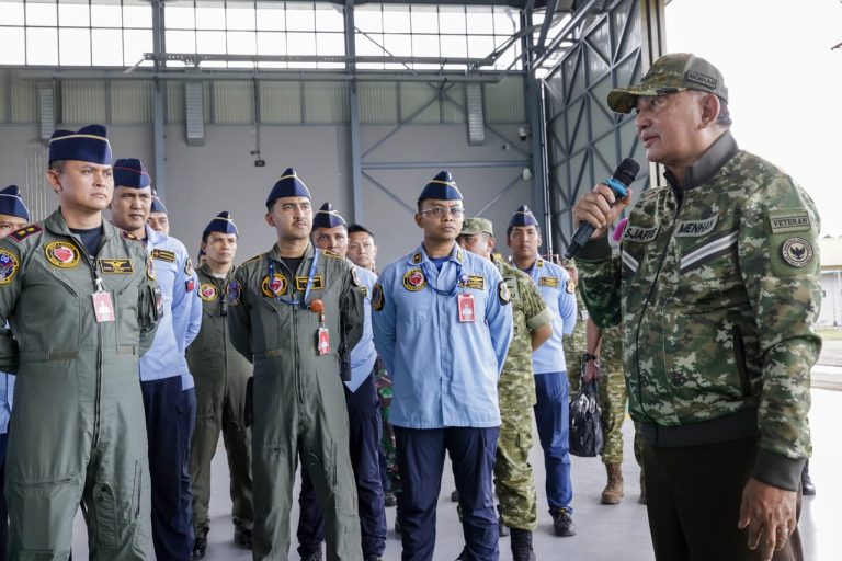 Menhan Sjafrie Sjamsoeddin Tinjau Kesiapan Skadron Udara 12 Lanud Roesmin Nurjadin Pekanbaru