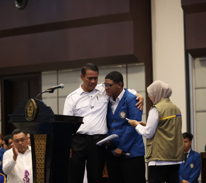 Dengar Curhat Mahasiswa UNDIP Asal Alor, Mentan Amran Langsung Perintahkan Bulog Kirim Beras Murah