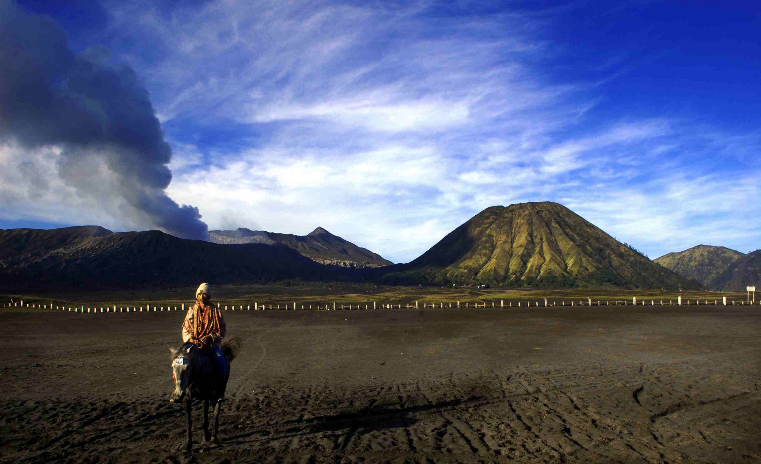 Kebakaran Taman Bromo Masih Ditangani Hingga Kini, BBTNBTS: Akses Ditutup Sampai 15 Agustus 2026
