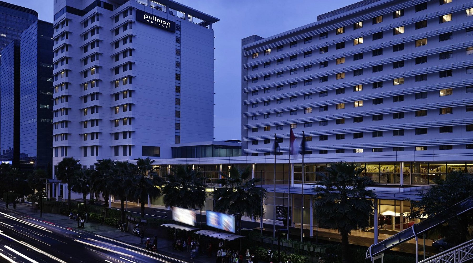 Hotel Pullman Grogol Terbakar Sabtu Pagi, Petugas Sudin Gulkarmat Jakbar Duga Akibat Korsleting Kelistrikan di Lantai 2