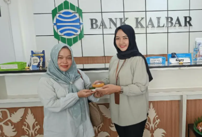 Bahaya Kabut Asap Karhutla di Pontianak, Bank Kalbar Turun Tangan Bagikan Masker ke Nasabah