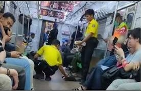 GILA... Ada Penumpang KRL Bogor-Jakarta BAB di Lantai Gerbong Penumpang