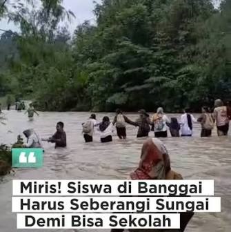 AMPUN... Pelajar Batui 5, Sulteng Harus Seberangi Sungai Tiap Sekolah