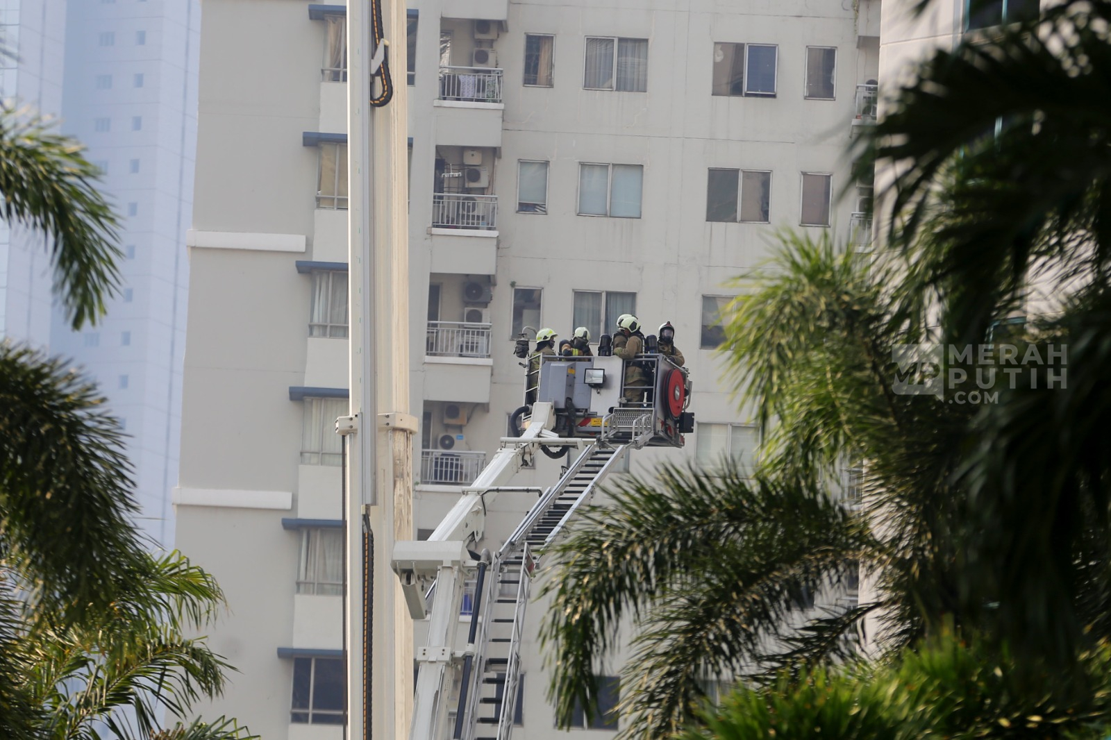 Penghuni Apartemen Pavilion Jakarta yang Terbakar Dievakuasi Bronto Skylift