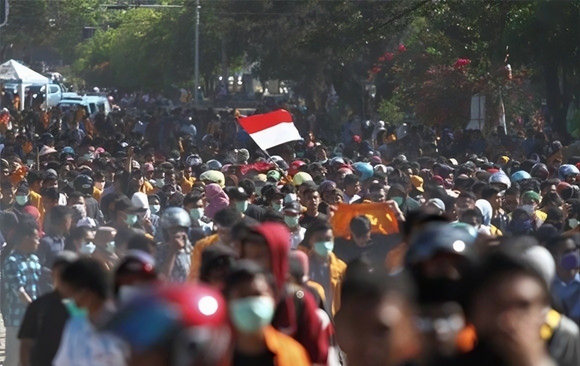 Sampaikan 11 Tuntutan, Puluhan Ribu Buruh Gelar Aksi Damai di Kawasan Sudirman-Thamrin