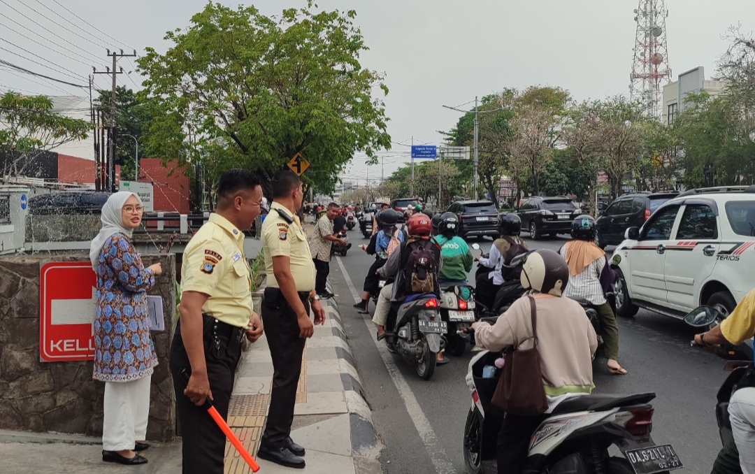 BRI Banjarmasin dan YBM BRILiaN Bagikan 350 Masker dan Susu UHT Gratis