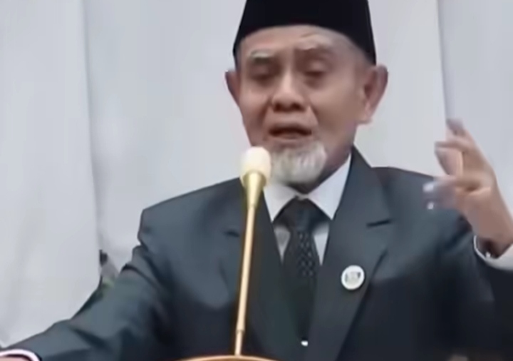 Pimpinan Gontor Singgung Fenomena “Cari Muka hingga Cari Ijazah” di Depan Prabowo