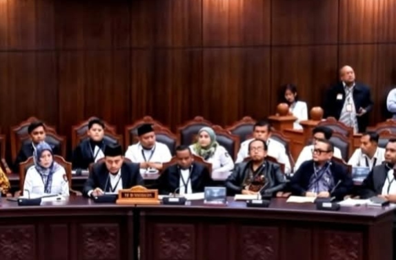 Sidang Ijazah Gibran di MK Memanas, Saldi Isra Minta KPU Bongkar Risalah PKPU