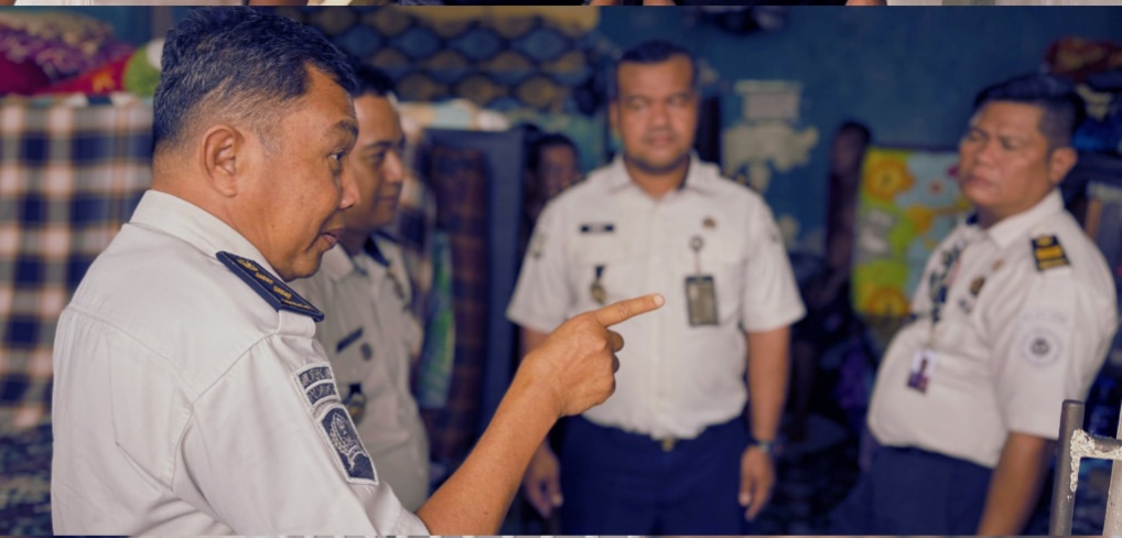 Pastikan Kondisi Lapas Tetap Aman, Petugas Kontrol Keliling Blok Warga Binaan