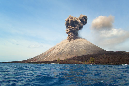 AWAS.... Gunung Anak Krakatau Masih Erupsi