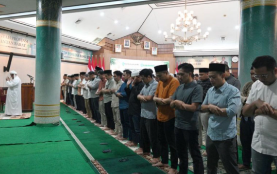 Ikhtiar Atasi Kemarau dan Karhutla, Keluarga Besar Bank Kalbar Gelar Salat Istisqa dan Santuni Anak Yatim