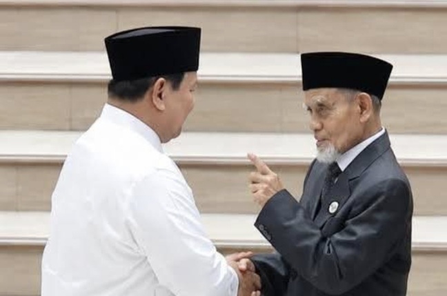 Reaksi Riuh Usai Kiai Gontor Banyak Orang Cari Muka dan Ijazah di Depan Prabowo