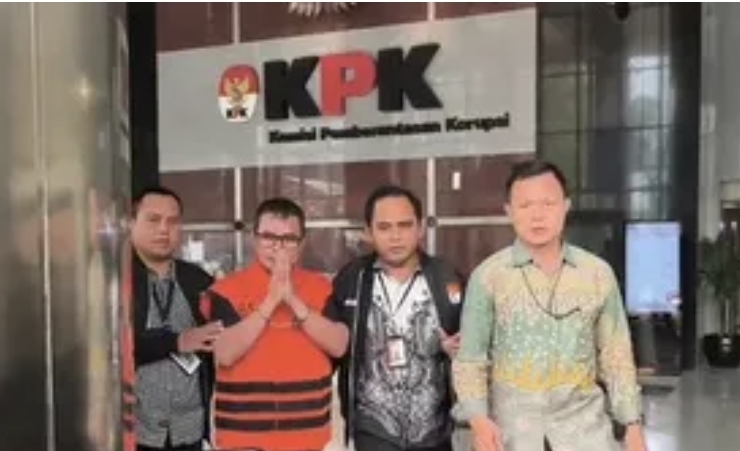 Resmi Ditahan! Bupati Bolmongut Sirajudin Keluar Ruangan KPK Pakai Rompi Oranye dan Tangan Terborgol