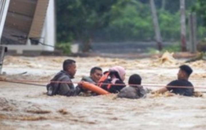 Banjir Padang Rendam 120 Rumah, 498 Jiwa Terdampak dan Ratusan Warga Dievakuasi