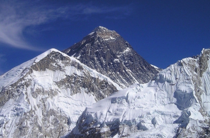 Studi Ungkap Urine Pendaki Berpotensi Mencairkan 154 Ton Es di Gunung Everest