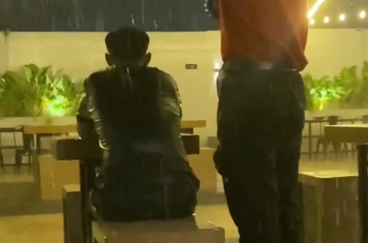 Pria Ngambek di Mie Gacoan saat Hujan Deras, Pacar Bujuk hingga 3 Jam