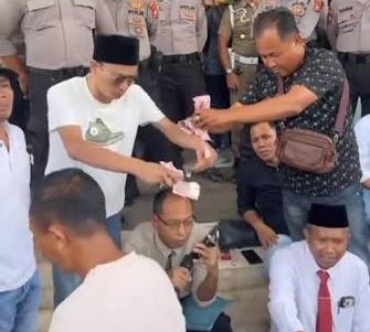 Halaman Dinkes Dipenuhi Uang Mainan, Ini Penyebab Aksi Protes Warga dan Mahasiswa