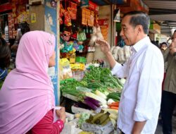 Kunjungi Pasar Dukuh Kupang, Presiden Jokowi dan Iriana Cek Harga dan Interaksi dengan Warga