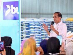 Presiden Jokowi Tinjau Ketersediaan Beras, Serahkan Bantuan Pangan di Tanah Grogot, dan Minta Maaf ke Warga