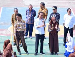Presiden Joko Widodo Tinjau Fasilitas Pendidikan di SMK Negeri 1 Tanah Grogot