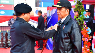Presiden Jokowi Terima Penghargaan dari TNI AL di Teluk Jakarta