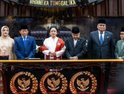 Puan Maharani Serahkan Buku Memori Kinerja DPR RI Periode 2019-2024 dalam Pelantikan Anggota DPR 2024-2029