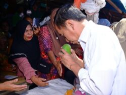 Tinjau Harga Sembako di Pasar Rakyat LIPA Kalabahi, Presiden Jokowi: Ada Perbedaan Sedikit Dibanding di Jawa